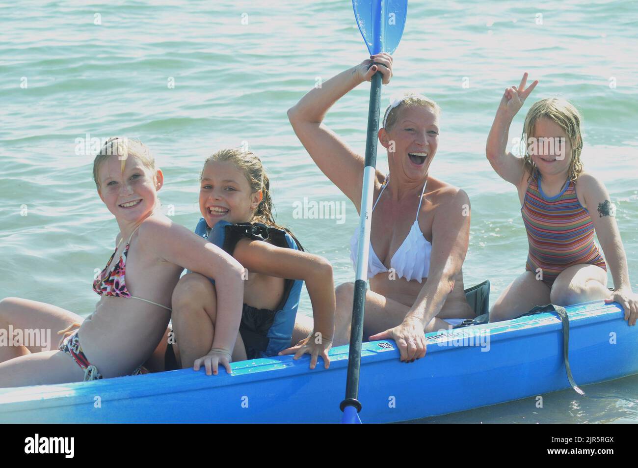 DIVERTIMENTO IN CANOA PER EMMA FAITH E BAMBINI BLAZE (10) LILY SMITH (10) ANS STARLING SEXTON (7) AL SOLE DI OTTOBRE A SOUTHSEA BEACH IN HAMPSHIRE PIC MIKE WALKER MIKE WALKER FOTO, Foto Stock