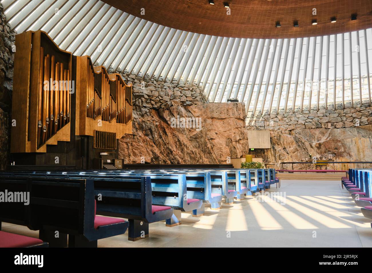 Interno della famosa chiesa di Temppeliaukio, costruita direttamente nella roccia solida di Helsinki, Finlandia Foto Stock