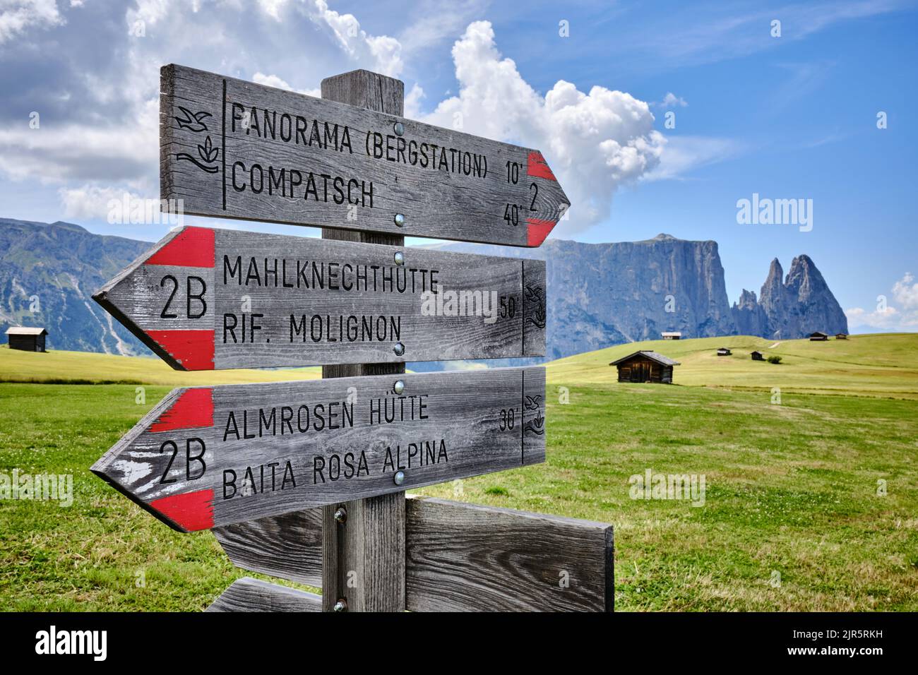 Cartello in legno sul percorso 2 dell'Alpe di Siusi, Alpe di Siusi, da Comatsch ai rifugi Foto Stock