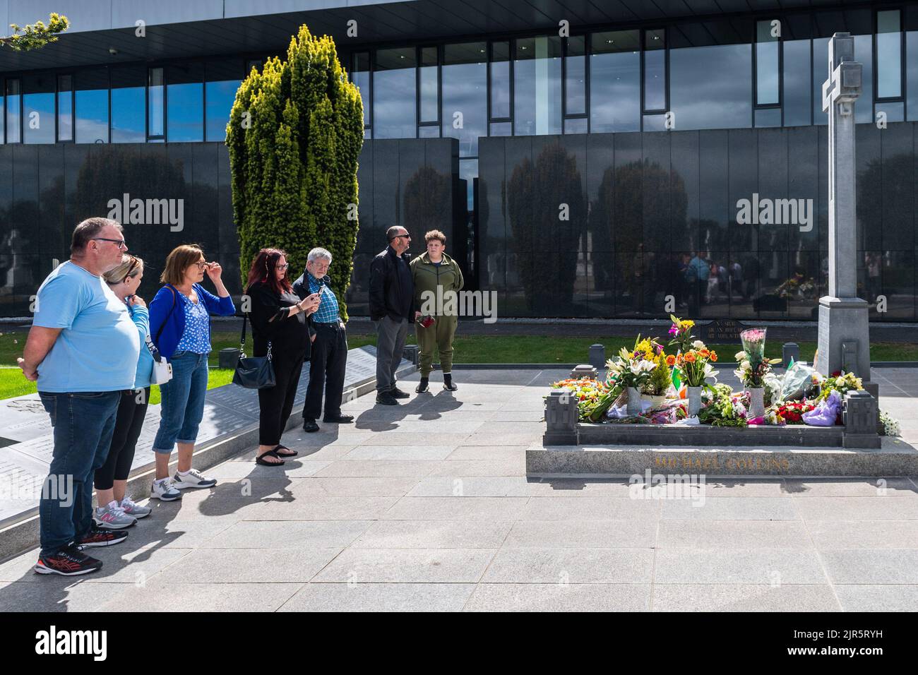 Dublino, Irlanda. 22nd ago, 2022. Nel 100th° anniversario della morte di Michael Collins, centinaia di persone hanno reso omaggio alla tomba del generale nel cimitero di Glasnevin. Credit: AG News/Alamy Live News Foto Stock