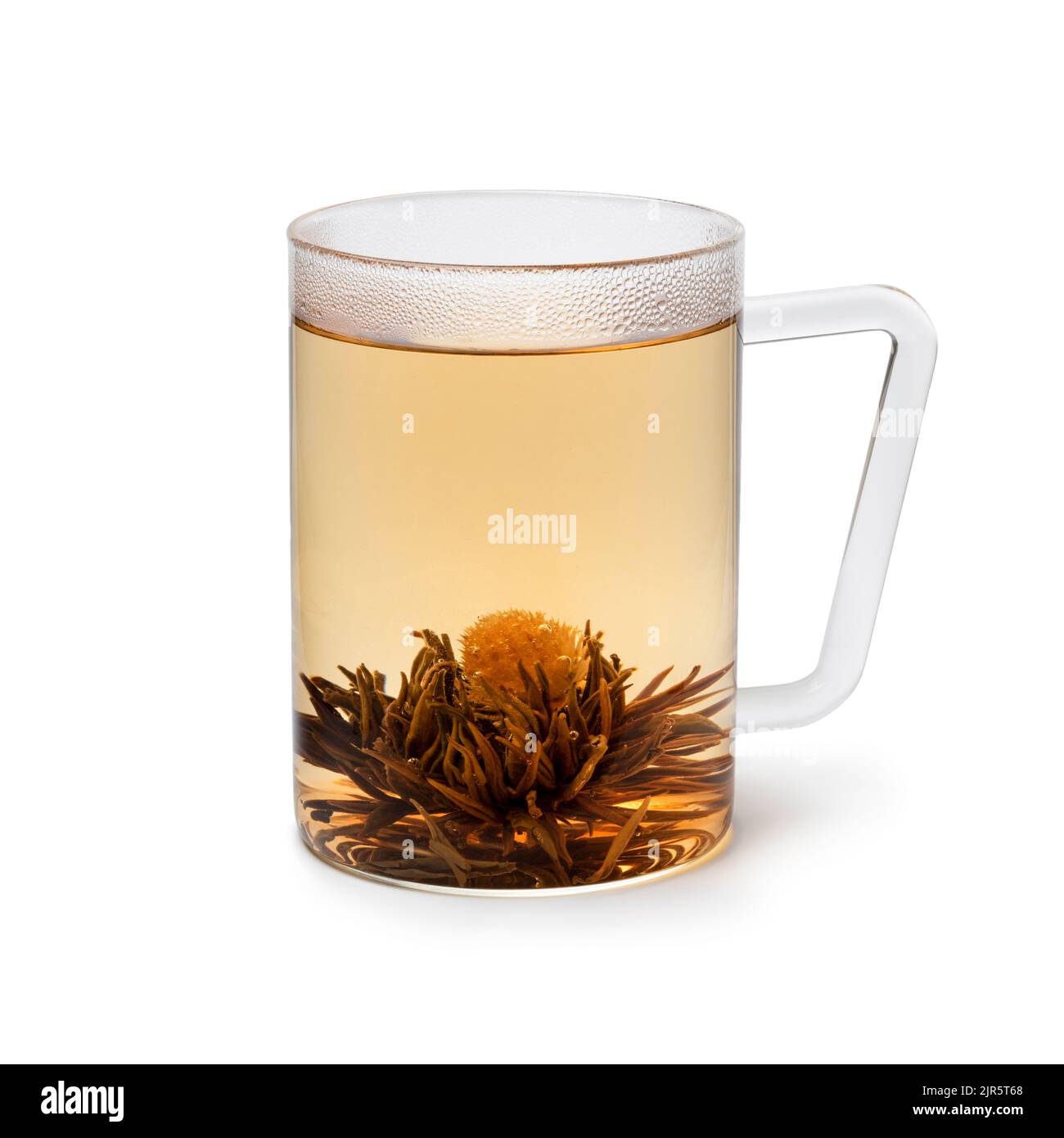 Tazza di vetro con un tradizionale fiore di tè Jasmine essiccato a mano asiatico e tè isolato su sfondo bianco Foto Stock