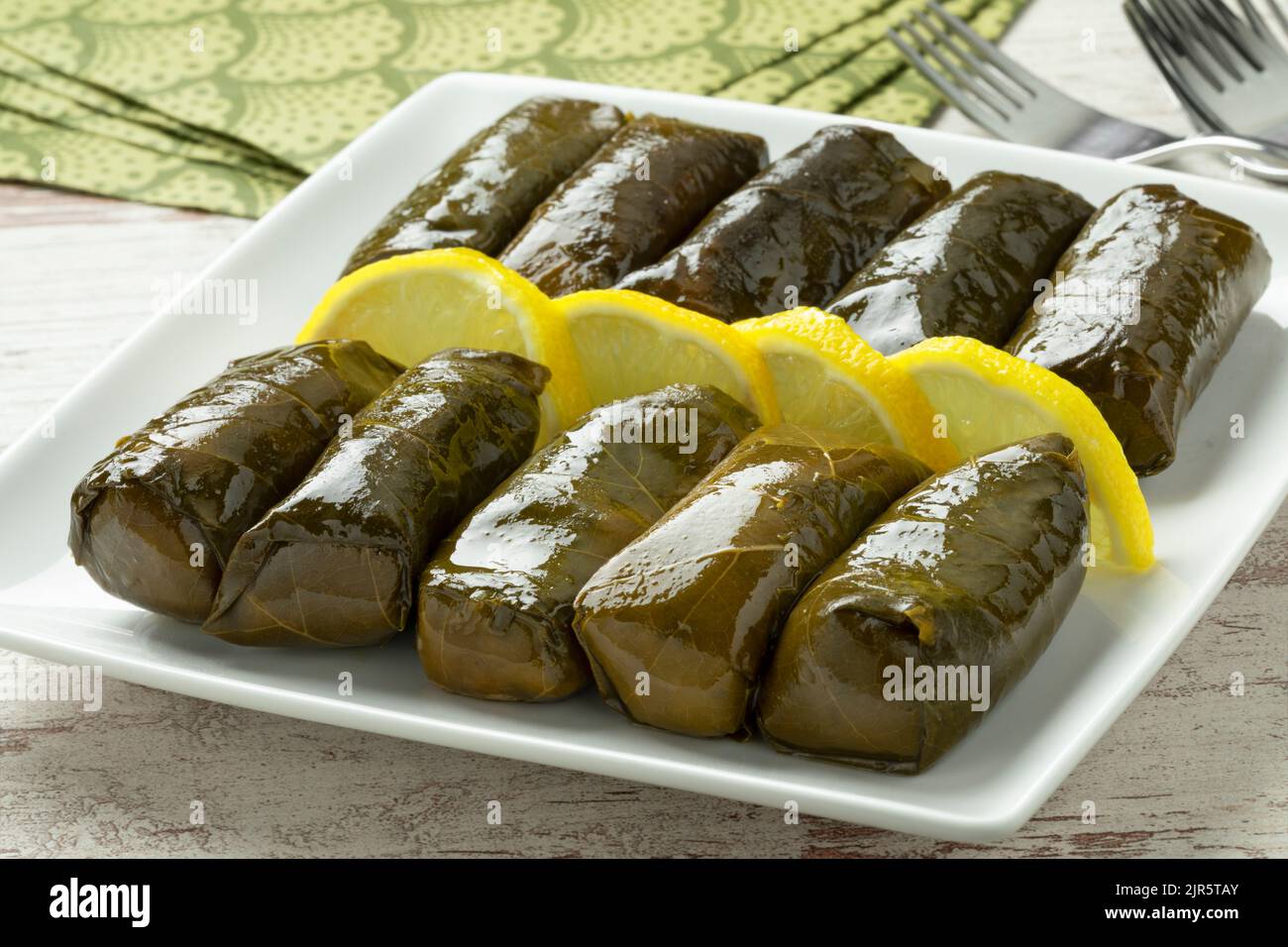 Piatto con dolmades greche e limone primo piano sul tavolo Foto Stock