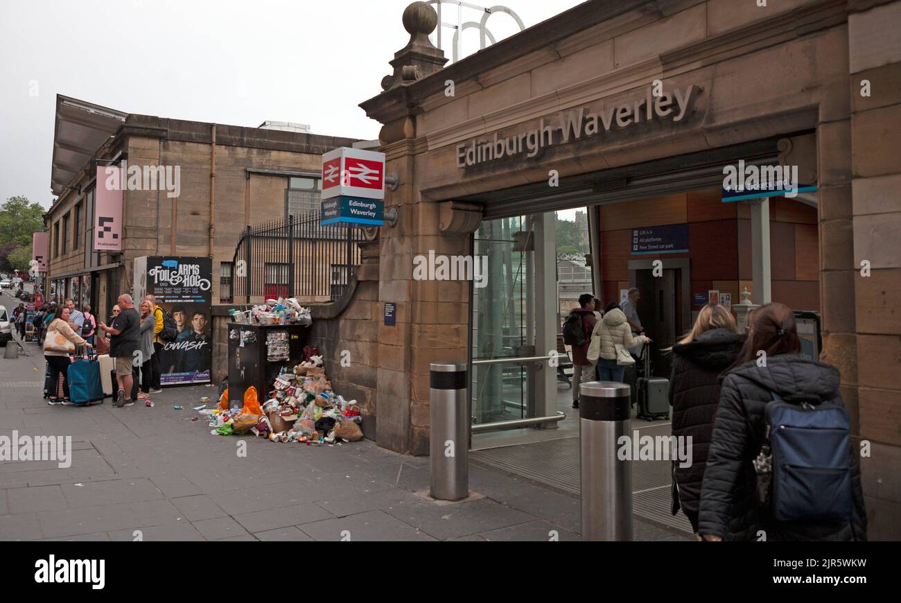 Stazione di Waverley, Edimburgo, Scozia, Regno Unito. 22nd agosto 2022. È stato un peccato per arrivare in vacanza e per essere accolto da un clima noioso e arido, anche se la temperatura è di 17 gradi centigradi, ma peggio ancora sono i bidoni dei rifiuti sui marciapiedi ammassati in alto e traboccanti di rifiuti scartati subito fuori dall'entrata della stazione ferroviaria. Ciò è dovuto al fatto che gli operatori della pulizia del Consiglio della città di Edimburgo sono il quinto giorno di undici giorni di sciopero sulla retribuzione. Credit: Arch White/alamy live news. Foto Stock