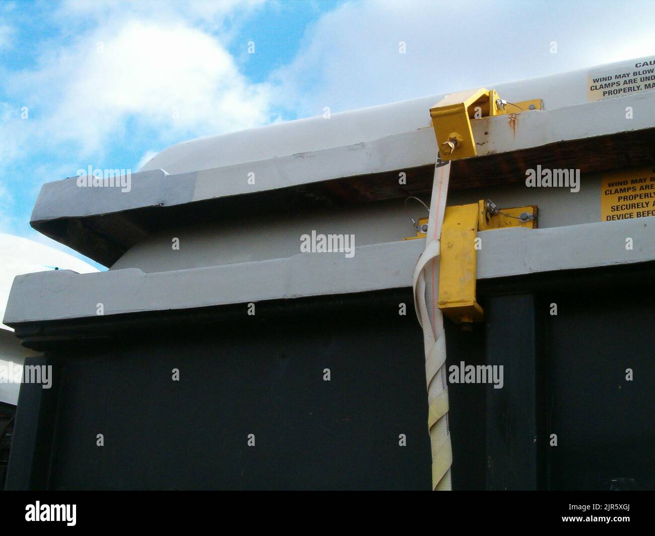 Vagoni ferroviari in arrivo con coperchi aggiuntivi fissati su , potenziale Sito di rilascio 441 - Railroad Yard. Operazioni di pulizia ambientale presso il sito di Mound a Miamisburg, Ohio Foto Stock