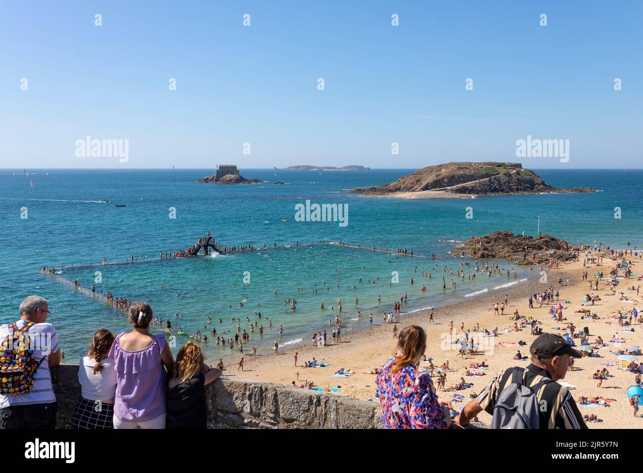 Spiaggia di Saint-Malo affollata di sole e nuoto persone, Bretagna, Francia Foto Stock