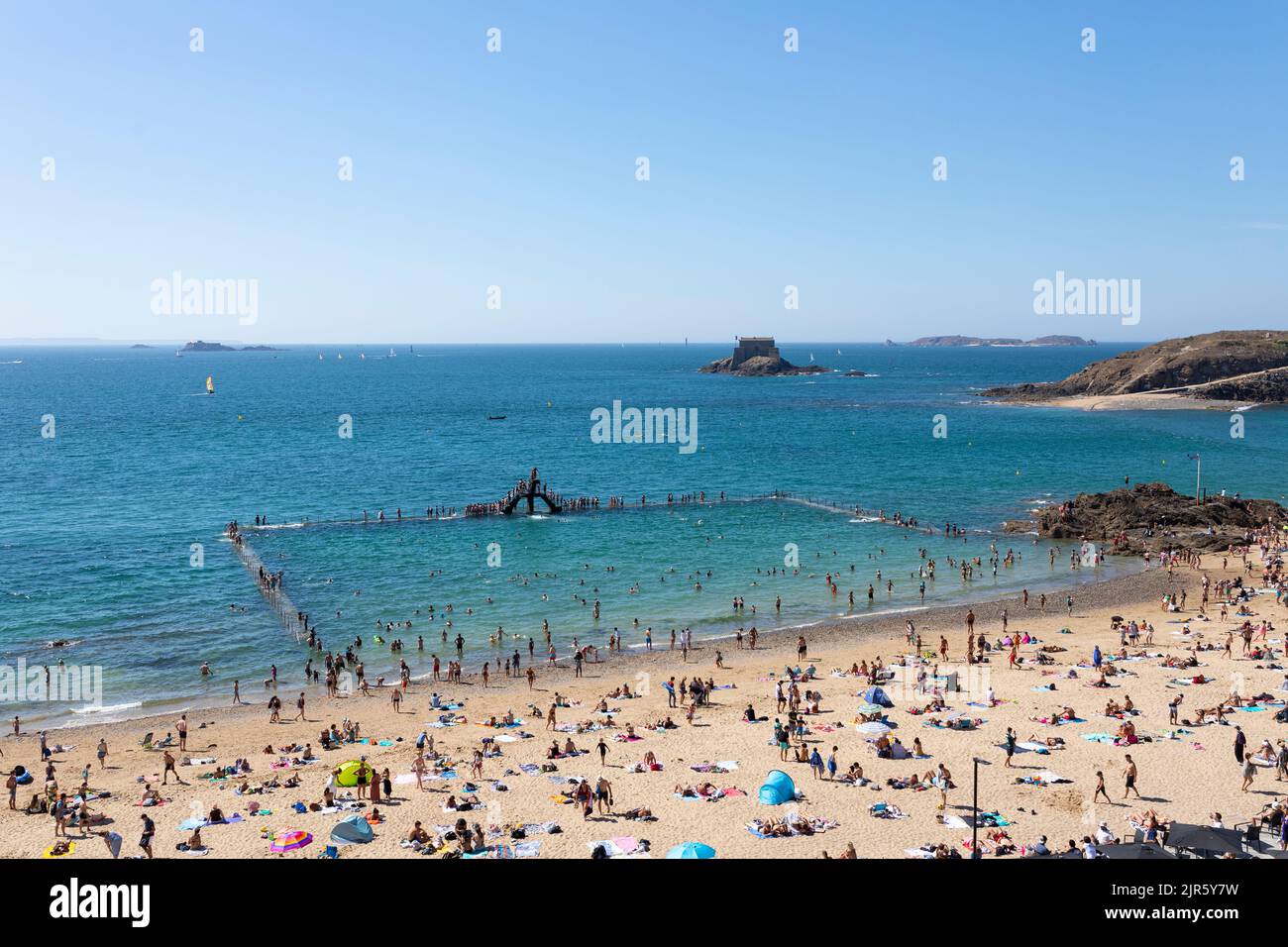 Spiaggia di Saint-Malo affollata di sole e nuoto persone, Bretagna, Francia Foto Stock