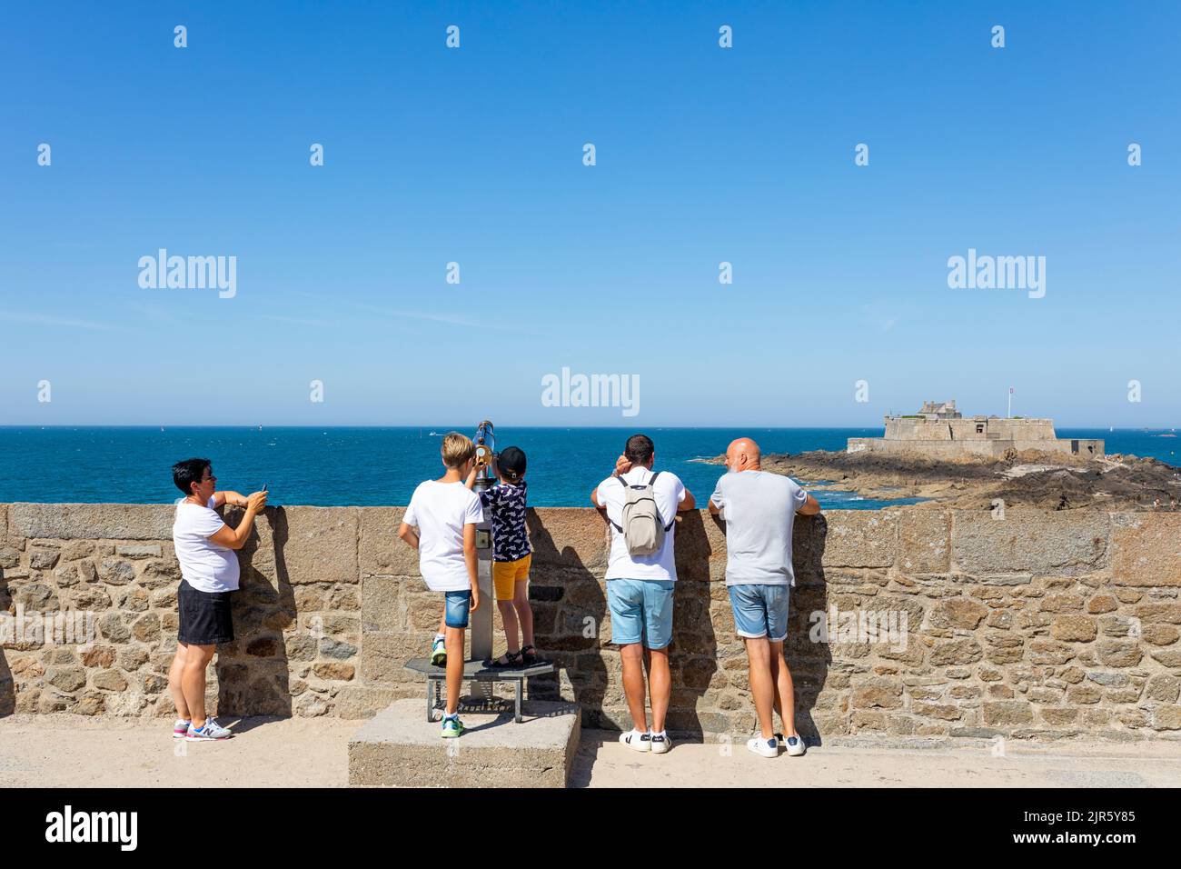 Persone che guardano la linea costiera presso la vecchia parete della città medievale muro di Saint Malo, Bretagna, Francia Foto Stock