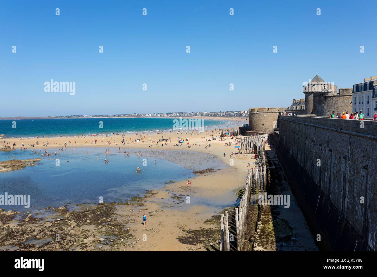 Nuotare e prendere il sole alla spiaggia di Saint Malo, lungo le mura medievali della città, Bretagna, Francia Foto Stock