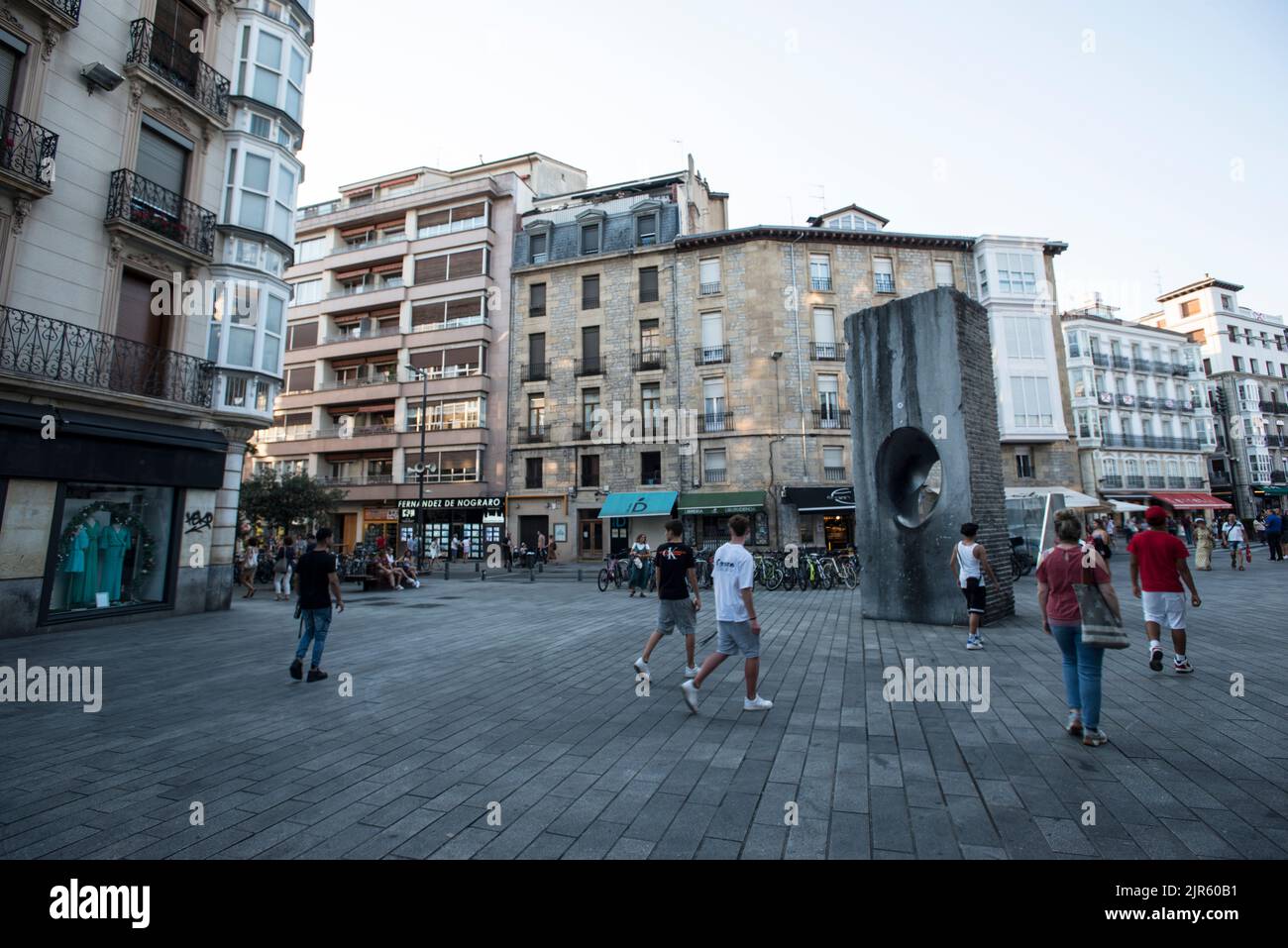 Scultura 'The Look' in Plaza de la Virgen Blanca, Vitoria, Paesi Baschi Foto Stock