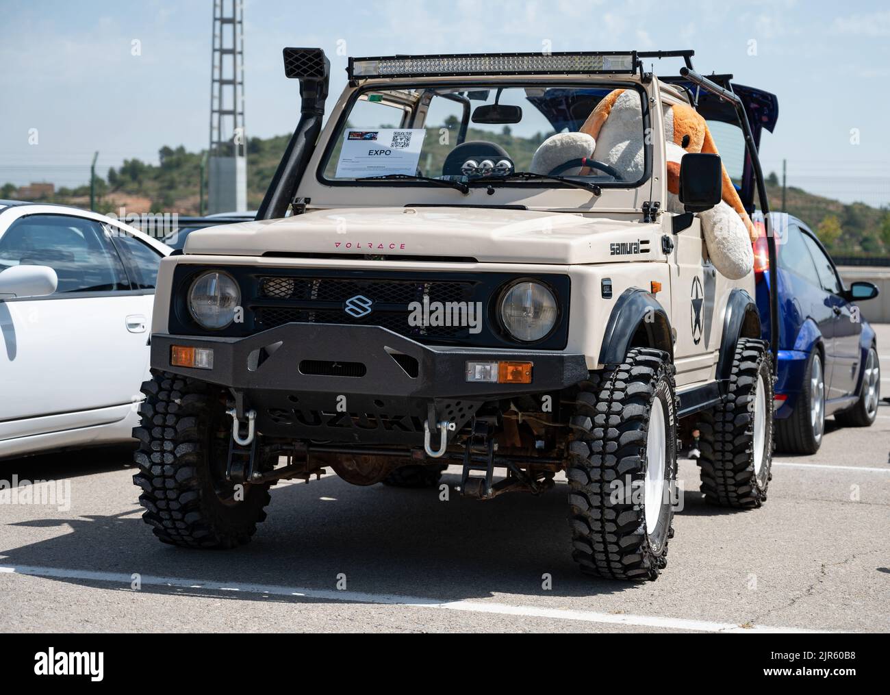 Un SUV Suzuki Samurai parcheggiato con un verricello Foto Stock