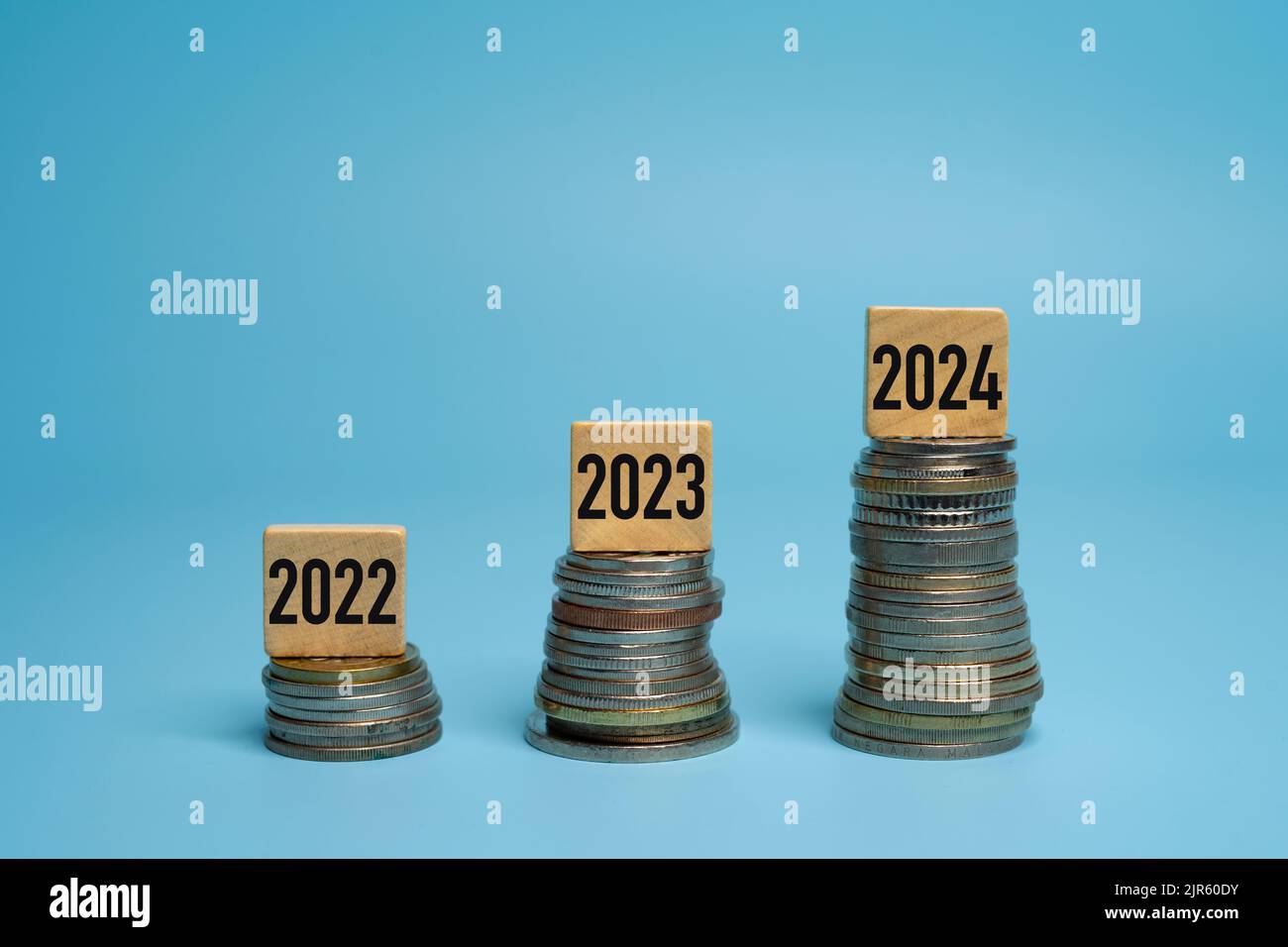 Alcune pile di monete sul tavolo. Il concetto di crescita dell'inflazione per gli anni 2022, 2023 e 2024 Foto Stock