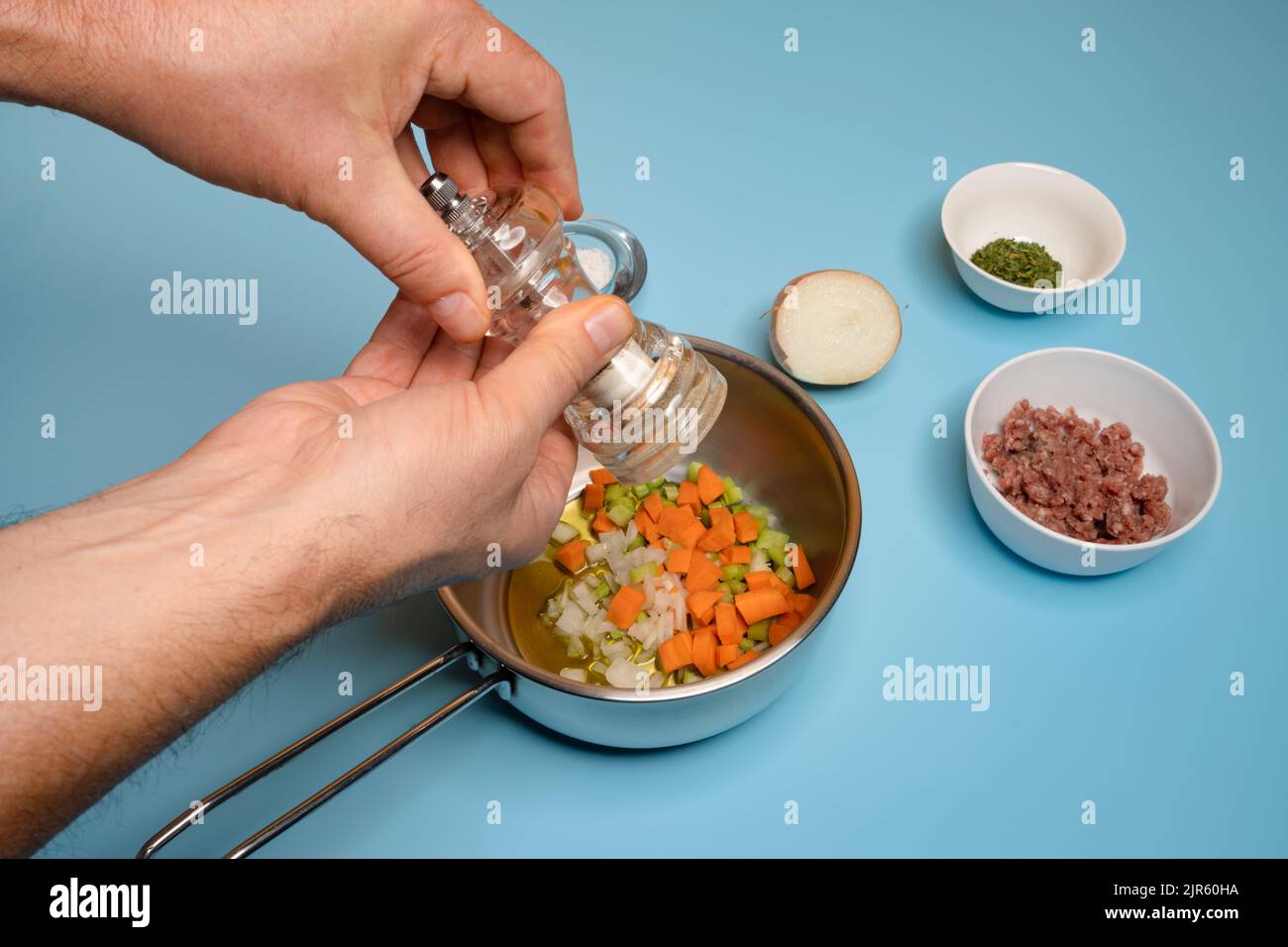 Passaggio 4. Aggiungere il pepe macinato Foto Stock