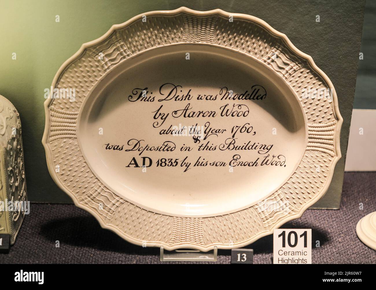 Time Capsule Plate che è stato sepolto nel nuovo mercato Hall, Burslem, in mostra al Potteries Museum, Hanley, Stoke-on-Trent, Staffs, Inghilterra, REGNO UNITO Foto Stock