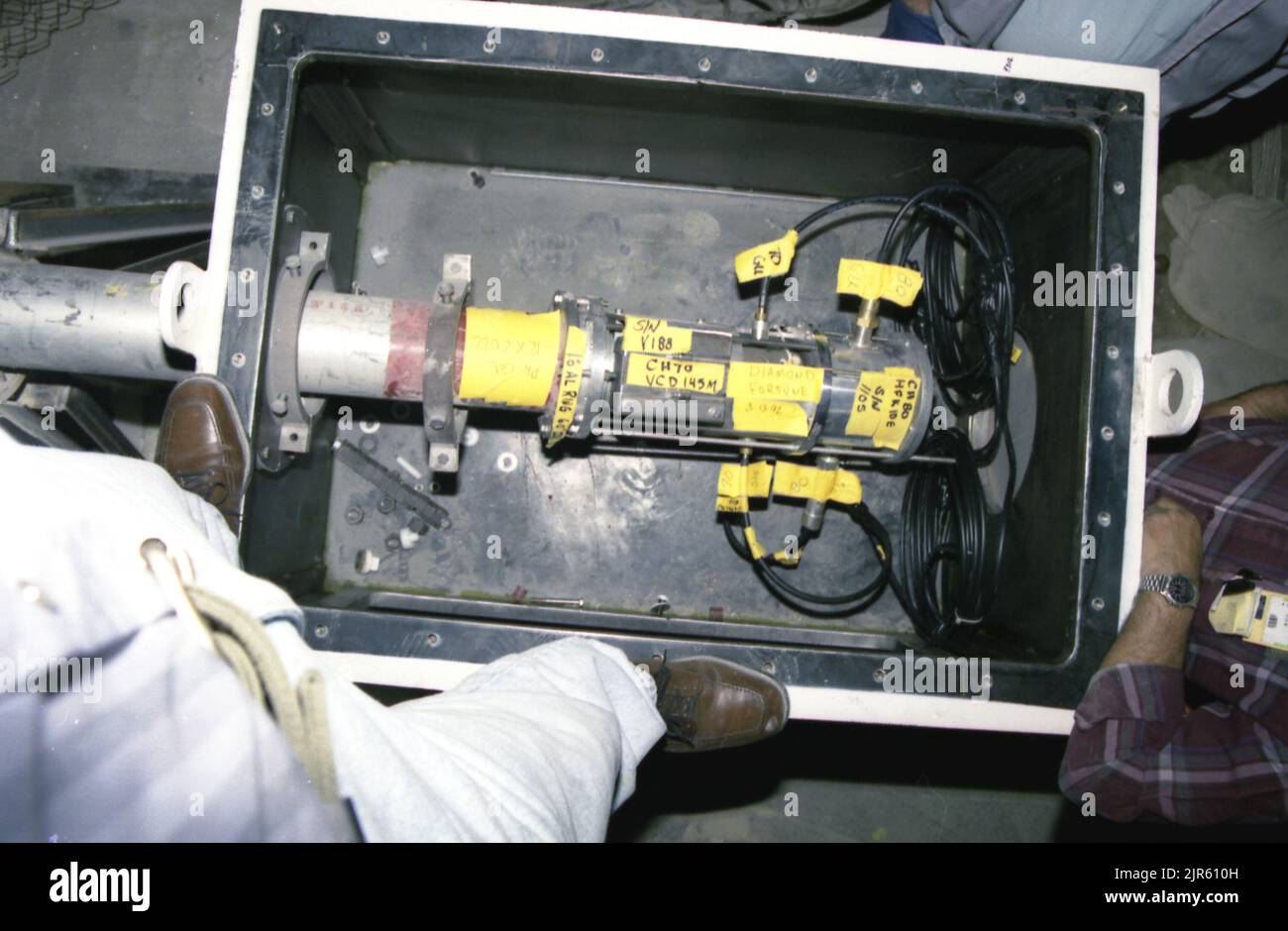 A92562 U12P DIAMOND FORTUNE ALPHA DETECTORS CHUCK MAUS (PROJECT ENGINEER) MAR 13 92 EG&G/NTS PHOTO LAB DATA DI PUBBLICAZIONE: 3/13/1992 ALPHA DETECTORS; DETECTORS; DIAMOND FORTUNE; DIAMOND FORTUNE TEST; EDGERTON, GERMESHAUSEN & GRIER; EG&G; APPARECCHIATURE (SNL); STRUMENTI E APPARECCHIATURE; NEVADA; SITO DI PROVA DEL NEVADA; NTS; TECNOLOGIA DELL'ENERGIA NUCLEARE; TEST NUCLEARI; TEST NUCLEARI; P-TUNNEL; TUBI; SITI DI PROVA; UGT; SOTTERRANEI; TEST IN SOTTOSUOLO; FILI E CAVI; IMMAGINI STORICHE DEL RIVELATORE DIAMOND FORTUNE-ALPHA. 1972 - 2012. Dipartimento di energia. Amministrazione nazionale della sicurezza nucleare. Fotografie relative Foto Stock