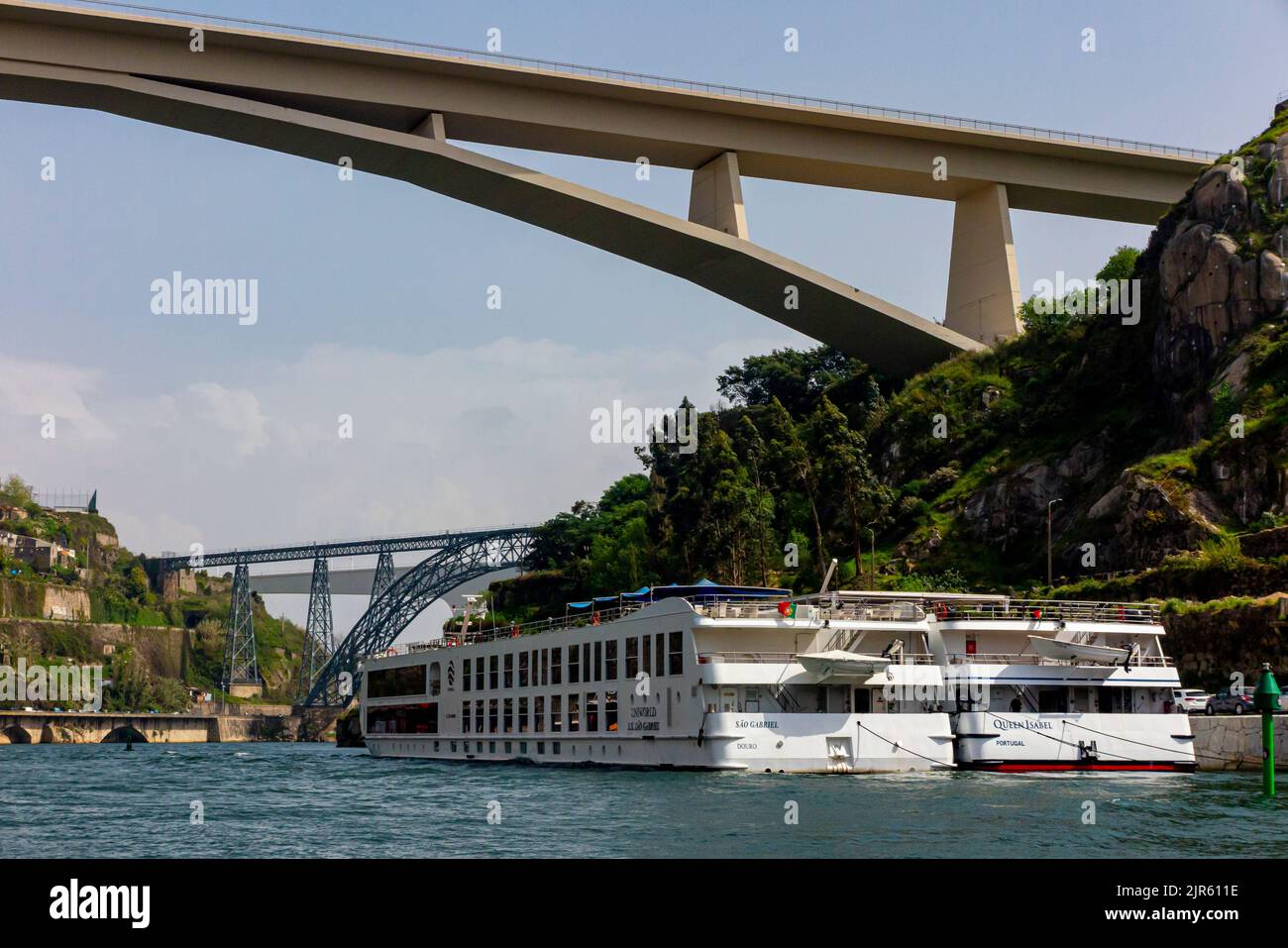 Barche turistiche ormeggiate sul fiume Douro nel centro di Porto, una delle principali città del Portogallo settentrionale. Foto Stock