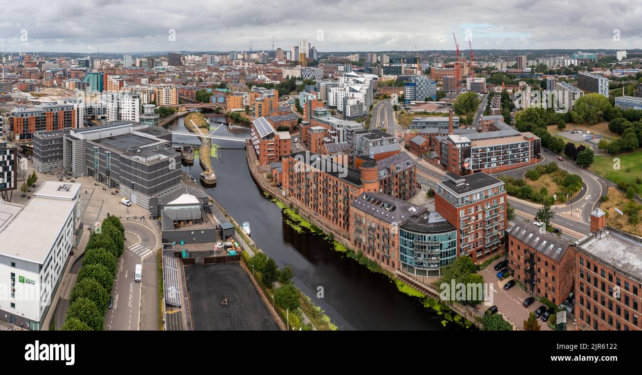LEEDS, REGNO UNITO - 19 AGOSTO 2022. Vista panoramica aerea del porto della città di Leeds e dell'area di Roberts Wharf con appartamenti di lusso sul lungomare Foto Stock