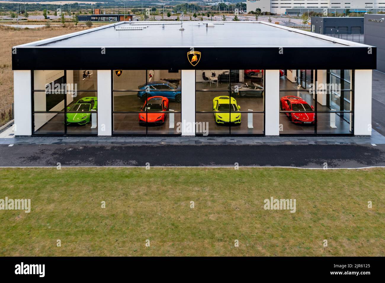 LEEDS, REGNO UNITO - 22 AGOSTO 2022. L'esterno dello showroom lamborghini di Leeds, Regno Unito, con le auto sportive Aventador e Huracan in mostra Foto Stock