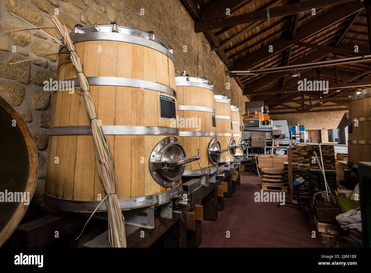 Produzione di barili di vino in Haro, Spagna Foto Stock