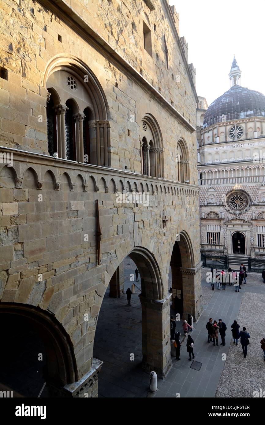 Il Palazzo della ragione è un edificio storico della città di Bergamo risalente al XII secolo. Accanto si trova la Cappella Colleoni, una Renaissa Foto Stock