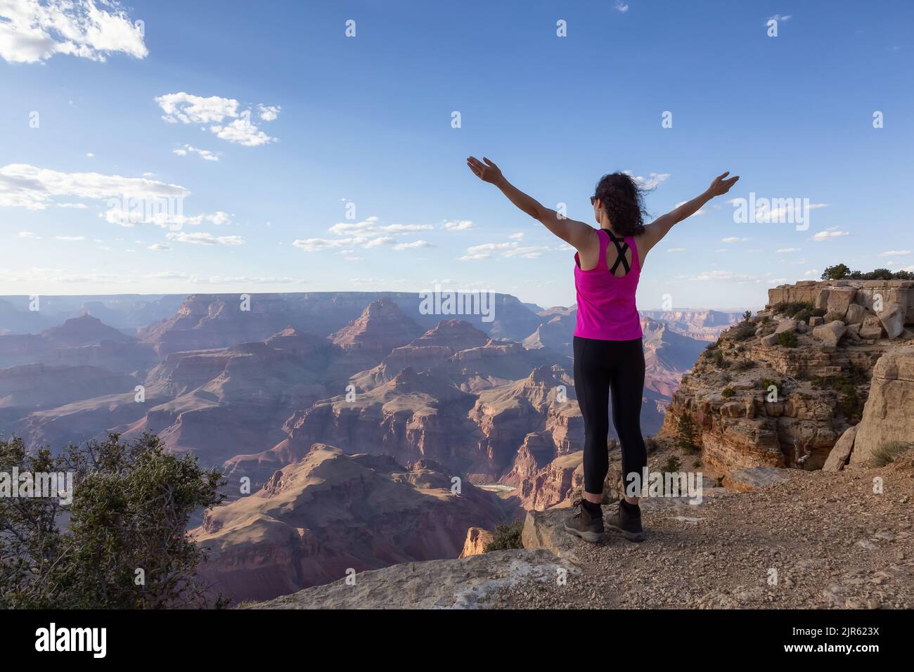 Avventuroso viaggiatore in piedi sul paesaggio americano Desert Rocky Mountain Foto Stock