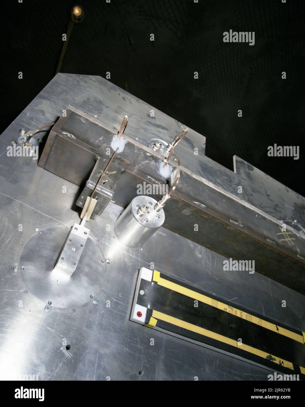A91638 U12P DISTANT ZENITH EM FIELD COMPTON DIODE JACQUE HOHLFELDER (PROJECT ENGINEER) SEP 12 91 EG&G/NTS PHOTO LAB DATA DI PUBBLICAZIONE: 9/12/1991 DISTANT ZENITH; DISTANT ZENITH TEST; EDGERTON, GERMESHAUSEN & GRIER; EG&G; SCAD. CAMPO ELETTROMAGNETICO; DIODO COMPTON CAMPO EM; ESPERIMENTO CAMPO EM; APPARECCHIATURA; APPARECCHIATURA E STRUMENTI; APPARECCHIATURA (SNL); ESPERIMENTI; STRUMENTI E ATTREZZATURE; NEVADA; NEVADA; NEVADA TEST SITE; NTS; TECNOLOGIA DELL'ENERGIA NUCLEARE; TEST NUCLEARI; TEST NUCLEARI; TUNNEL P; SITI DI TEST; UGT; SOTTOTERRA; TEST SOTTERRANEI; FILI E CAVI; IMMAGINI STORICHE ZENITH-EM FIELD EXP A DISTANZA. 19 Foto Stock