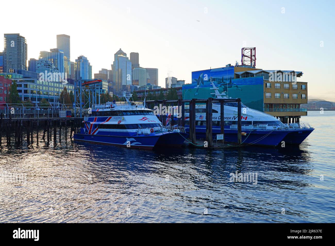 SEATTLE, WA -1 OTT 2021 - Vista di una barca Clipper nel porto di Seattle che va sul Mare di Salish alle Isole San Juan. Foto Stock