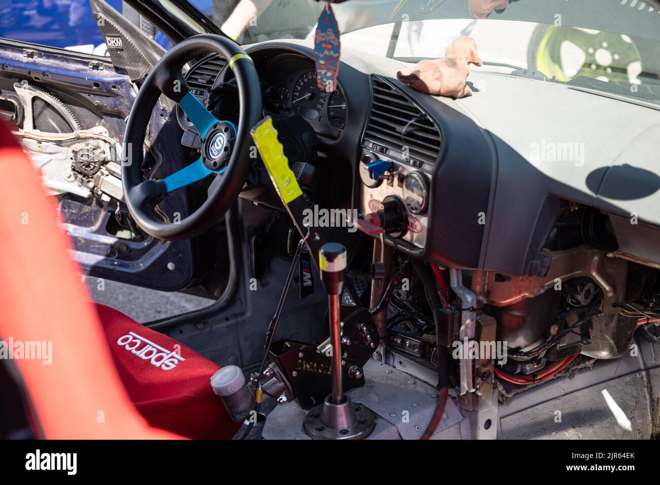 I dettagli del cockpit di un'auto da corsa drift, volante disassato e freno a mano idraulico Foto Stock