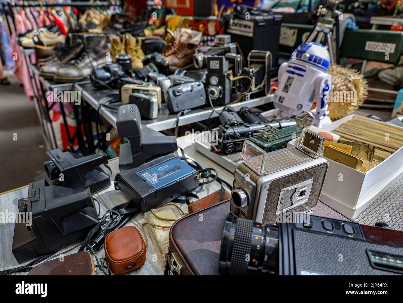 Un gruppo di vecchie telecamere d'epoca esposte su un tavolo in un mercato delle pulci a Parigi, Francia Foto Stock