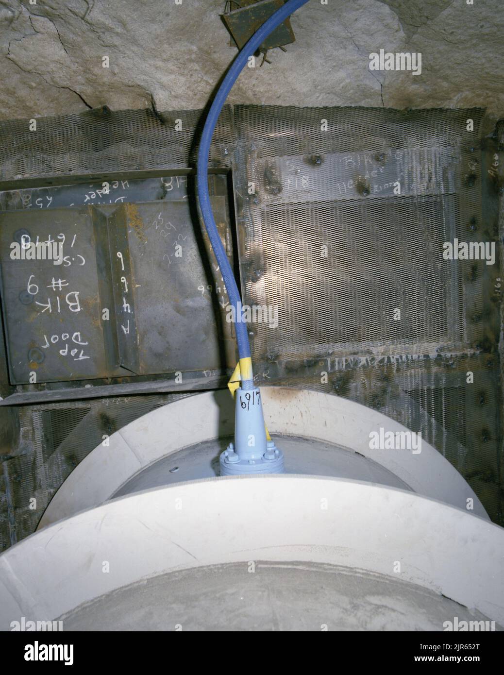 A910169 U12P GAGES DI CONTENIMENTO ZENITH DISTANTI R.E. PEPPERS (PROJECT ENGINEER) FEB 25 91 BNC/NTS PHOTO LAB DATA DI PUBBLICAZIONE: 2/25/1991 CAVI; CAVI E FILI; GABBIE DI CONTENIMENTO; DISTANT ZENITH; EDGERTON, GERMESHAUSEN & GRIER; EG&G; NEVADA; NEVADA TEST SITE; NTS; TECNOLOGIA DELL'ENERGIA NUCLEARE; P-TUNNEL; CONDOTTE; SITI DI PROVA; GALLERIE; UGT; TEST SOTTERRANEI; EFFETTI ARMI; IMMAGINI STORICHE DI FILI E CAVI. 1972 - 2012. Dipartimento di energia. Amministrazione nazionale della sicurezza nucleare. Fotografie relative al test delle armi nucleari presso il sito di test del Nevada. Foto Stock