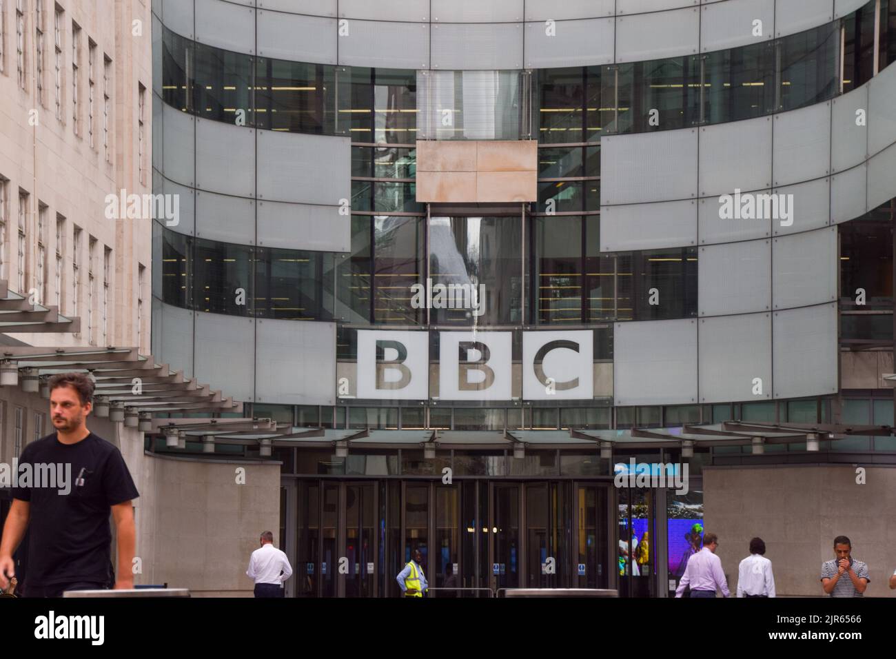 Londra, Inghilterra, Regno Unito. 22nd ago, 2022. Vista esterna della Broadcasting House, sede centrale della BBC nel centro di Londra. Il Guardian ha riferito che il personale della BBC è pronto a pubblicare un rapporto che dimostra che il piano di fondere BBC News e BBC World News, il suo servizio commerciale globale, avrà un impatto negativo sulla copertura delle notizie e sulle cifre degli spettatori. (Credit Image: © Vuk Valcic/ZUMA Press Wire) Foto Stock