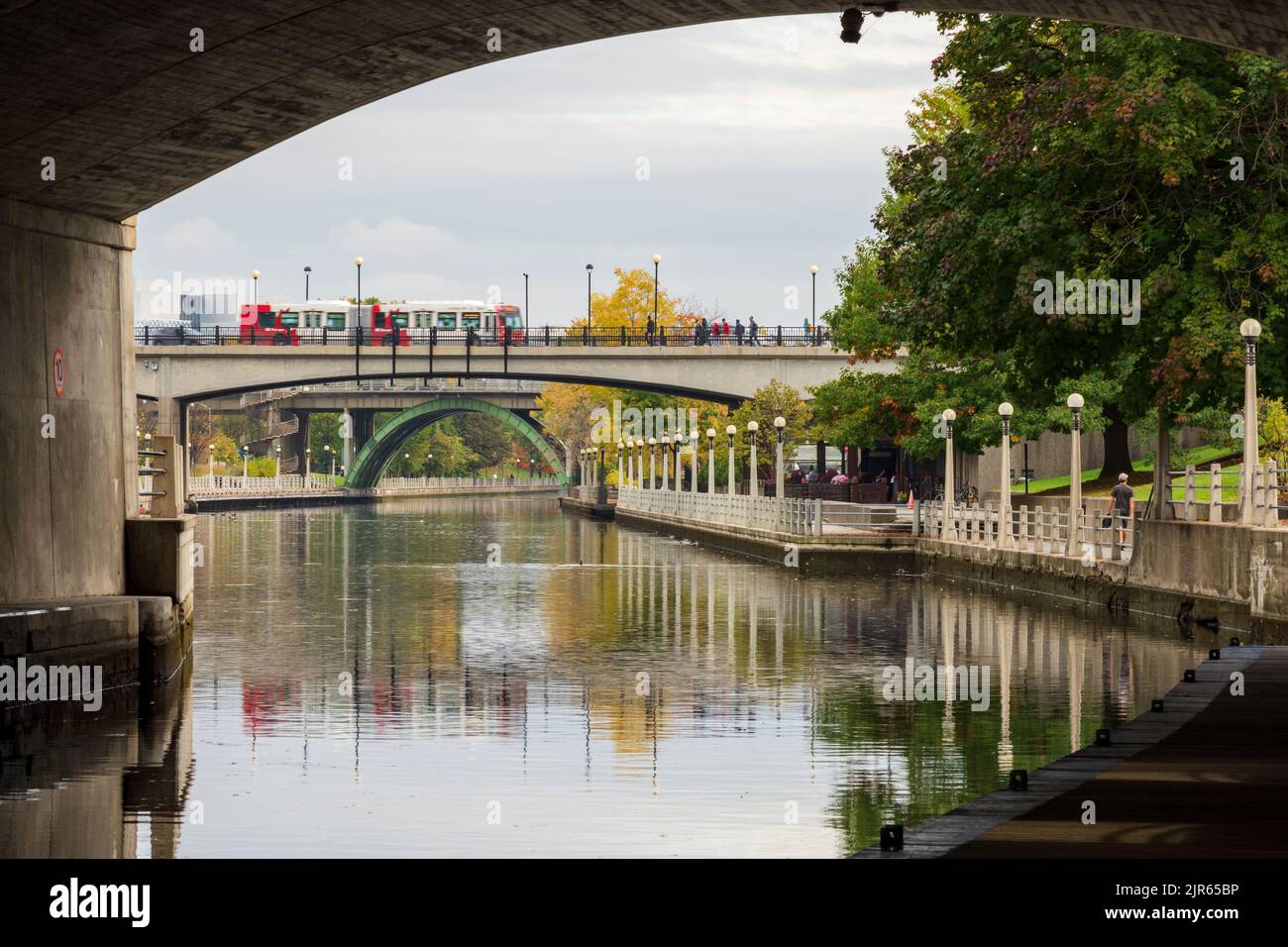 Caduta fogliame nel canale Rideau percorso orientale. Autunno rosso foglie scenario a Ottawa. Ontario, Canada. Foto Stock