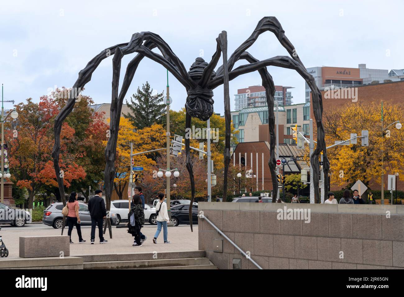 Maman (scultura) alla National Gallery of Canada. Persone che camminano per strada nella stagione autunnale. Ottawa, Ontario, Canada Foto Stock