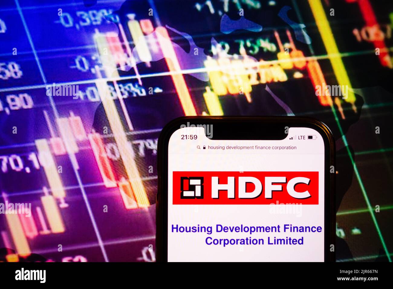 KONSKIE, POLONIA - 10 agosto 2022: Smartphone che mostra il logo della società Housing Development Finance Corporation Ltd (HDFC) sul diagramma di borsa Foto Stock