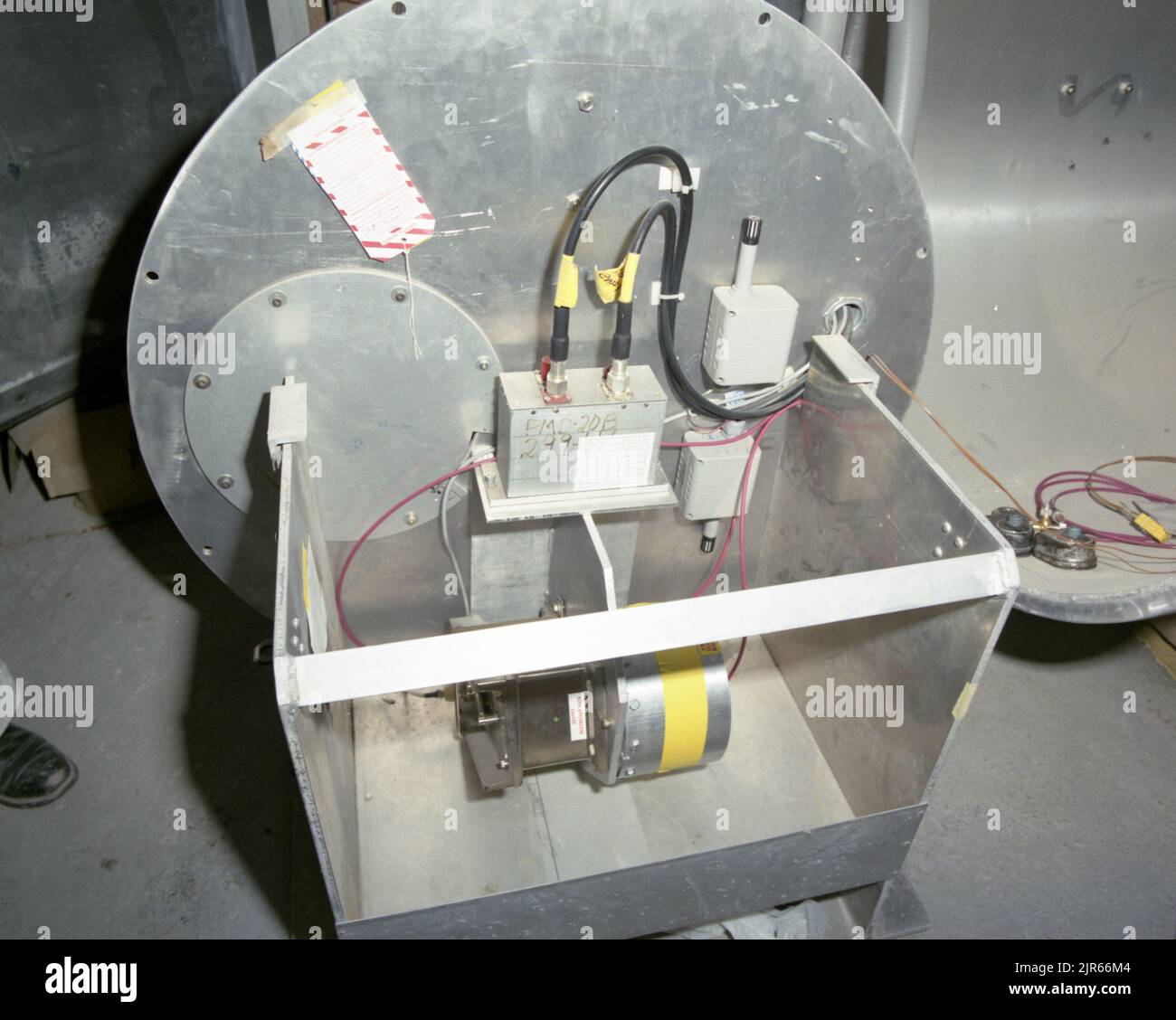 A900508 U12N RANDSBURG INSTALLAZIONE GENERATORE DI NEUTRONI RAY PEABODY (PROJECT ENGINEER) GIU 26 90 EG&G/NTS PHOTO LAB DATA DI PUBBLICAZIONE: 6/26/1990 CAVI; EDGERTON, GERMESHAUSEN & GRIER; EG&G; APPARECCHIATURE E IMPIANTI (SNL); INSTALLAZIONE; STRUMENTI E APPARECCHIATURE; N-TUNNEL; INSTALLAZIONE GENERATORE DI NEUTRONI; GENERATORI DI NEUTRONI; NEVADA; NEVADA; NEVADA TEST SITE; NTS; TECNOLOGIA DELL'ENERGIA NUCLEARE; RANDSBURG; SITI DI PROVA; GALLERIE; UGT; TEST SOTTERRANEI; ARMI RELATIVE; FILI e CAVI immagini storiche. 1972 - 2012. Dipartimento di energia. Amministrazione nazionale della sicurezza nucleare. Fotografie relative a Nuclear Weapo Foto Stock