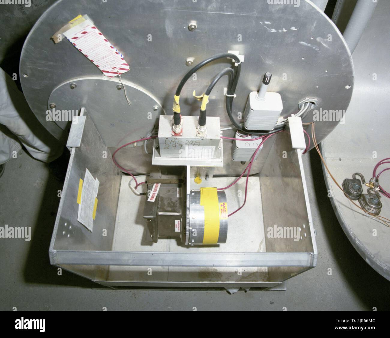 A900507 U12N RANDSBURG INSTALLAZIONE GENERATORE DI NEUTRONI RAY PEABODY (PROJECT ENGINEER) GIU 26 90 EG&G/NTS PHOTO LAB DATA DI PUBBLICAZIONE: 6/26/1990 CAVI; EDGERTON, GERMESHAUSEN & GRIER; EG&G; APPARECCHIATURE E IMPIANTI (SNL); INSTALLAZIONE; STRUMENTI E APPARECCHIATURE; N-TUNNEL; INSTALLAZIONE GENERATORE DI NEUTRONI; GENERATORI DI NEUTRONI; NEVADA; NEVADA; NEVADA TEST SITE; NTS; TECNOLOGIA DELL'ENERGIA NUCLEARE; RANDSBURG; SITI DI PROVA; GALLERIE; UGT; TEST SOTTERRANEI; ARMI RELATIVE; FILI e CAVI immagini storiche. 1972 - 2012. Dipartimento di energia. Amministrazione nazionale della sicurezza nucleare. Fotografie relative a Nuclear Weapo Foto Stock