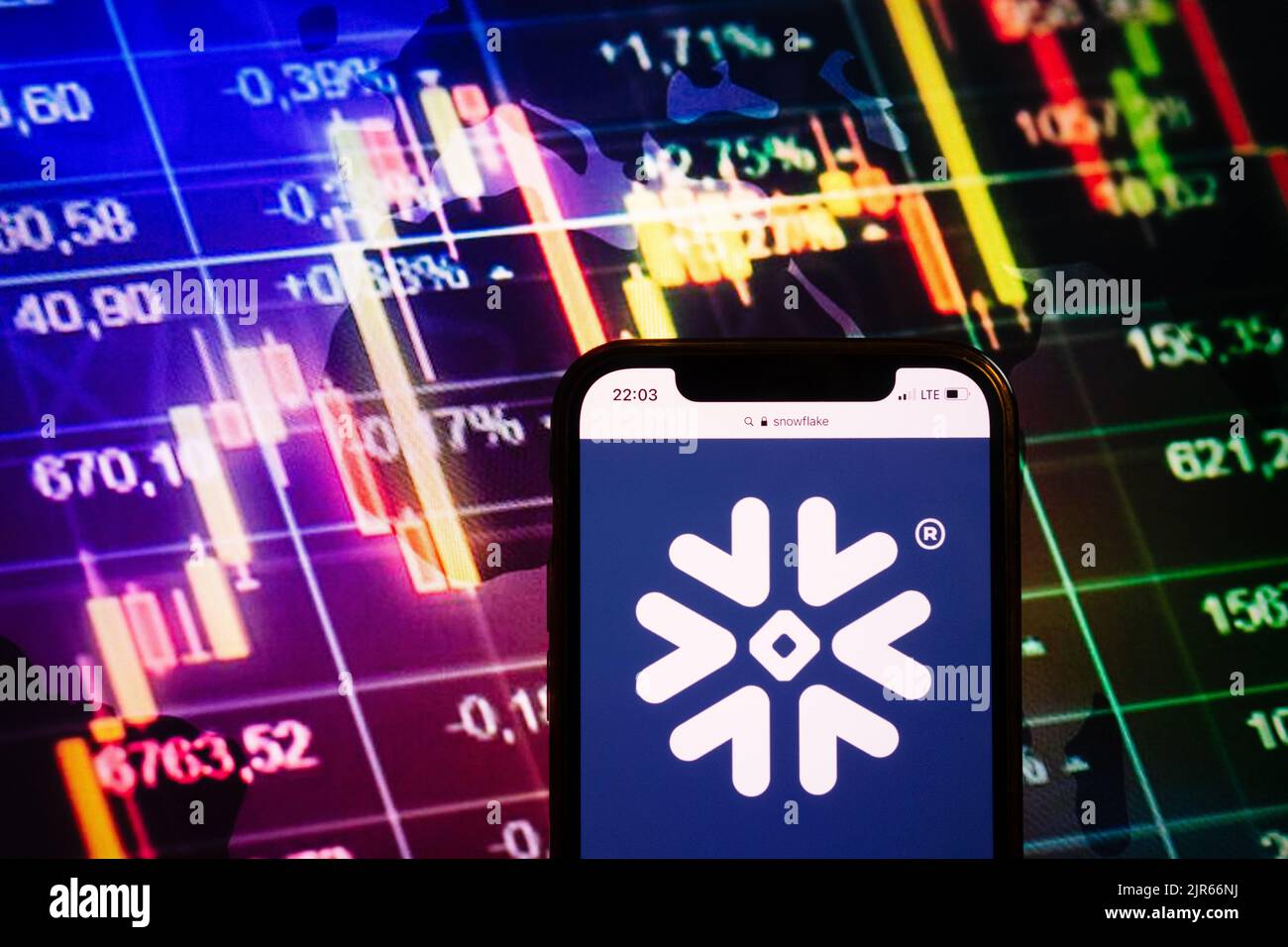 KONSKIE, POLONIA - 10 agosto 2022: Smartphone che mostra il logo della società Snowflake sullo sfondo del diagramma di borsa Foto Stock