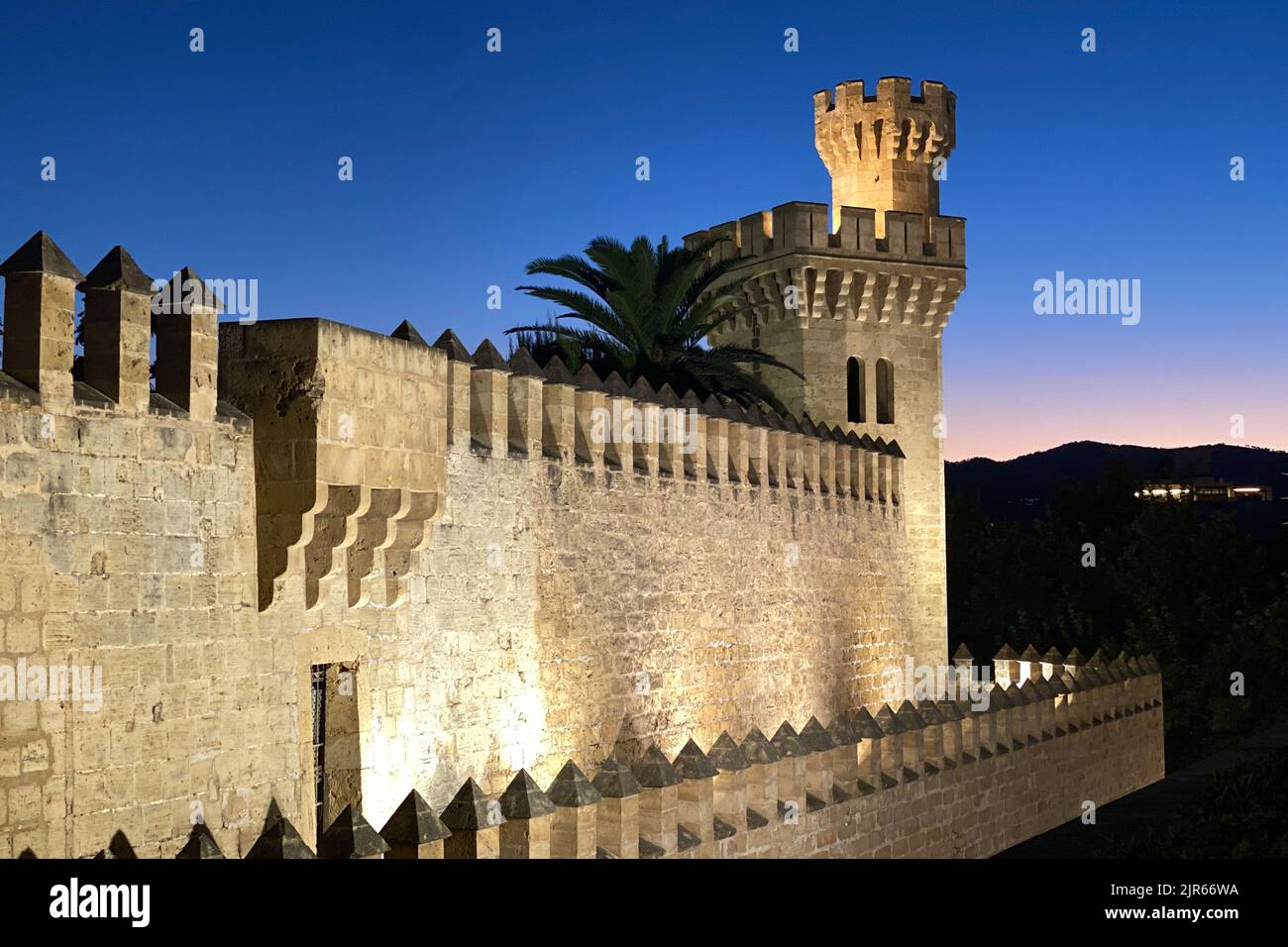 Il Palazzo reale di Palma di Maiorca al tramonto Foto Stock