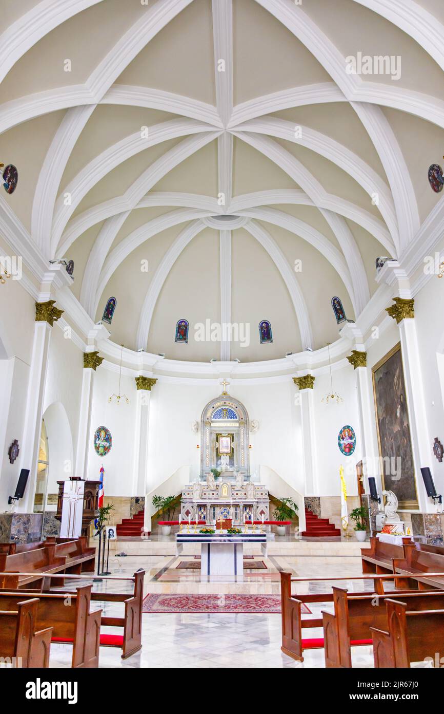 30.06.2022 SANTO DOMINGO, REPUBBLICA DOMINICANA l'interno di una chiesa cattolica. Foto Stock