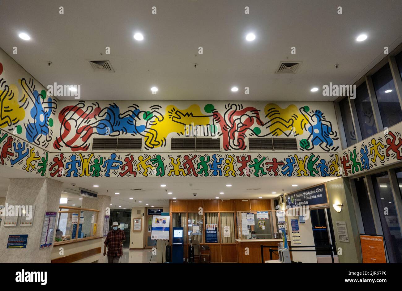 Il murale Keith Haring all'interno della hall del Woodhull Hospital a Brooklyn, New York Foto Stock