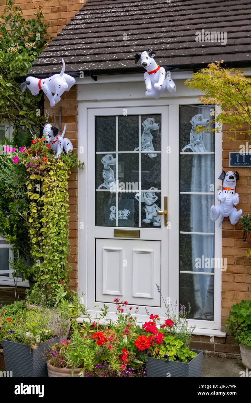Flamstead Scarecrow Festival 2022 - Cruella de Vil e 101 Dalmatations Scarecrow e cani dalmati lamina decorare l'esterno di una casa, Flamstead. Foto Stock