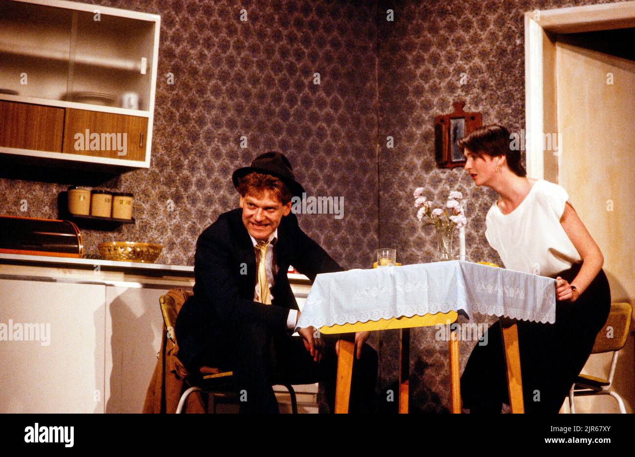 Kenneth Branagh (Tommy Black), Ethna Roddy (Kitty Rogers) in NEMICO PUBBLICO di Kenneth Branagh al Lyric Theatre Hammersmith, Londra W6 09/07/1987 Foto Stock