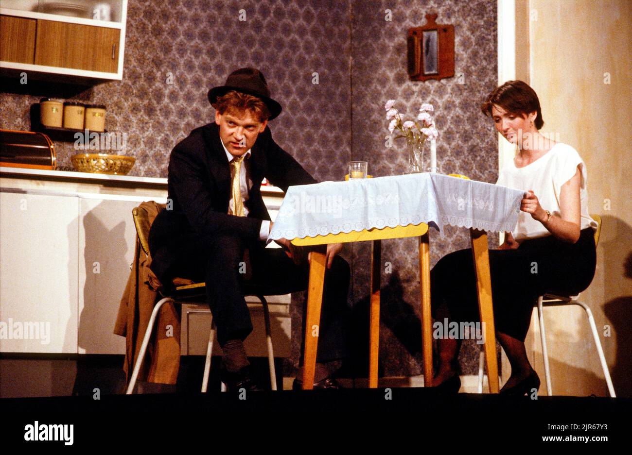 Kenneth Branagh (Tommy Black), Ethna Roddy (Kitty Rogers) in NEMICO PUBBLICO di Kenneth Branagh al Lyric Theatre Hammersmith, Londra W6 09/07/1987 Foto Stock