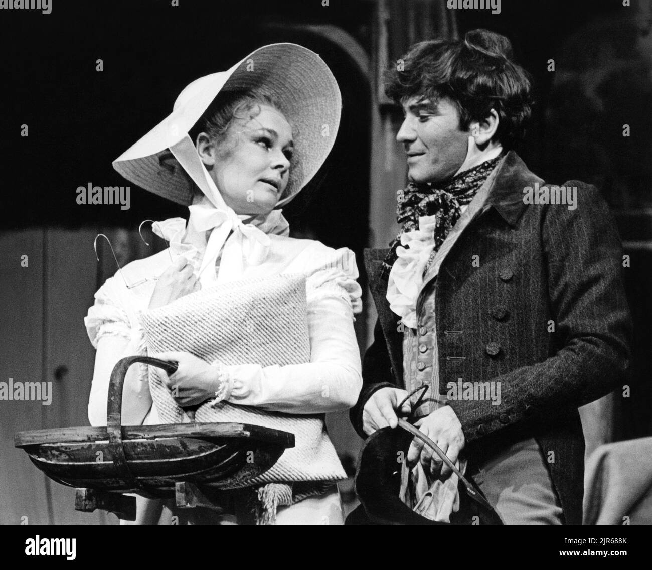Judi Dench (Grace Harkaway), Michael Williams (Charles Courtly) a LONDRA ASSURANCE di Dion Boucicault alla Royal Shakespeare Company (RSC), Aldwych Theatre, Londra WC2 26/06/1970 scenografia: Alan Tagg Costumi: David Walker regista: Ronald Eyre Foto Stock