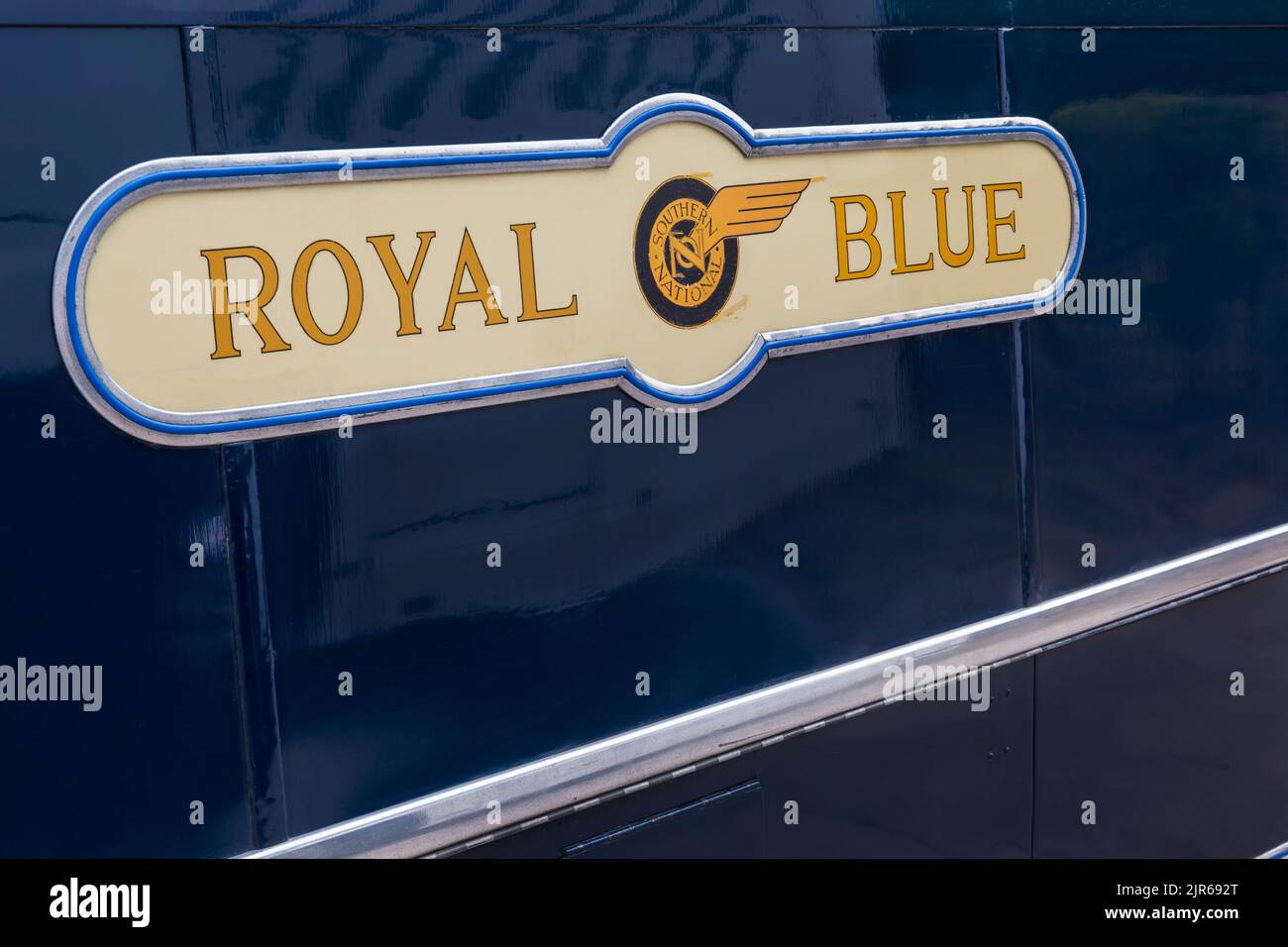 Logo e cresta del Southern National Royal Blue a fianco di un vecchio pullman d'epoca Foto Stock