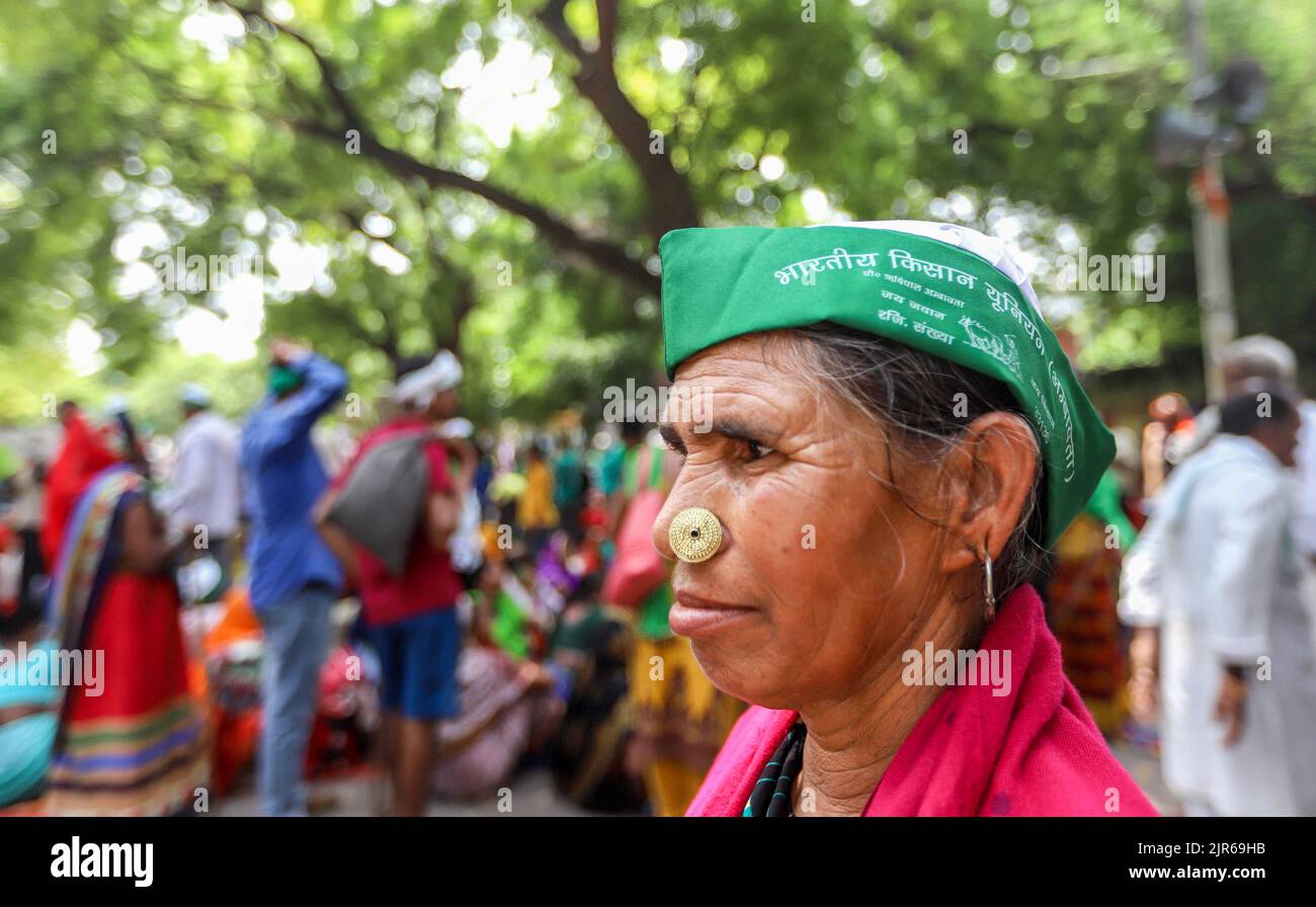 Nuova Delhi, India. 22nd ago, 2022. Una femmina contadina che indossa una PAC sindacale degli agricoltori partecipa a una protesta degli agricoltori mentre si riuniscono al Jantar Mantar a seguito di un appello di vari sindacati di agricoltori per presentare una protesta contro le politiche del governo centrale a Nuova Delhi. Gli agricoltori chiedono una garanzia legale per il prezzo minimo di sostegno (MSP) e altre richieste, a Nuova Delhi. (Foto di Vijay Pandey/SOPA Images/Sipa USA) Credit: Sipa USA/Alamy Live News Foto Stock