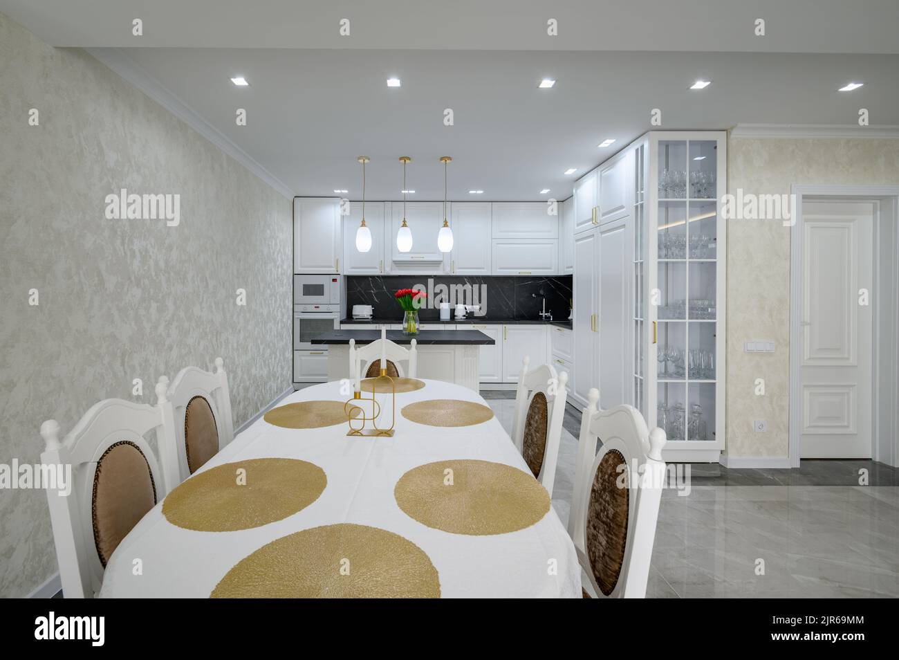 Lussuosa grande e moderna cucina domestica con pavimento in marmo Foto Stock