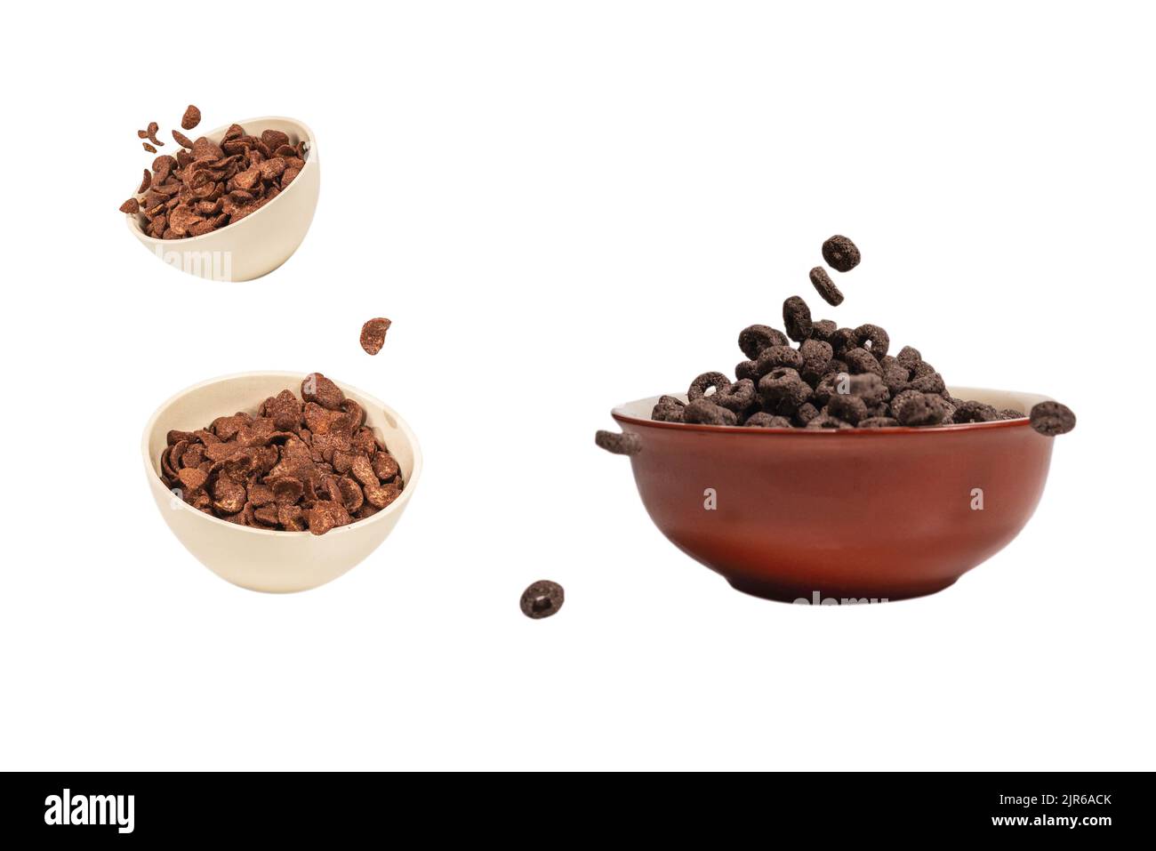 I cerali di cioccolato fuoriescono in una ciotola. Colazione. Isolato su sfondo bianco. Foto Stock