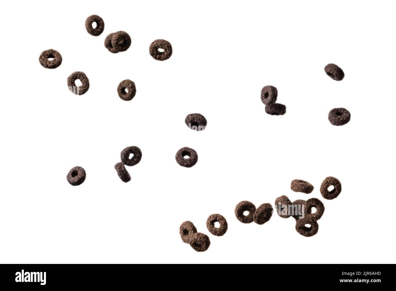 I cerali di cioccolato fuoriescono in una ciotola. Colazione. Isolato su sfondo bianco. Foto Stock