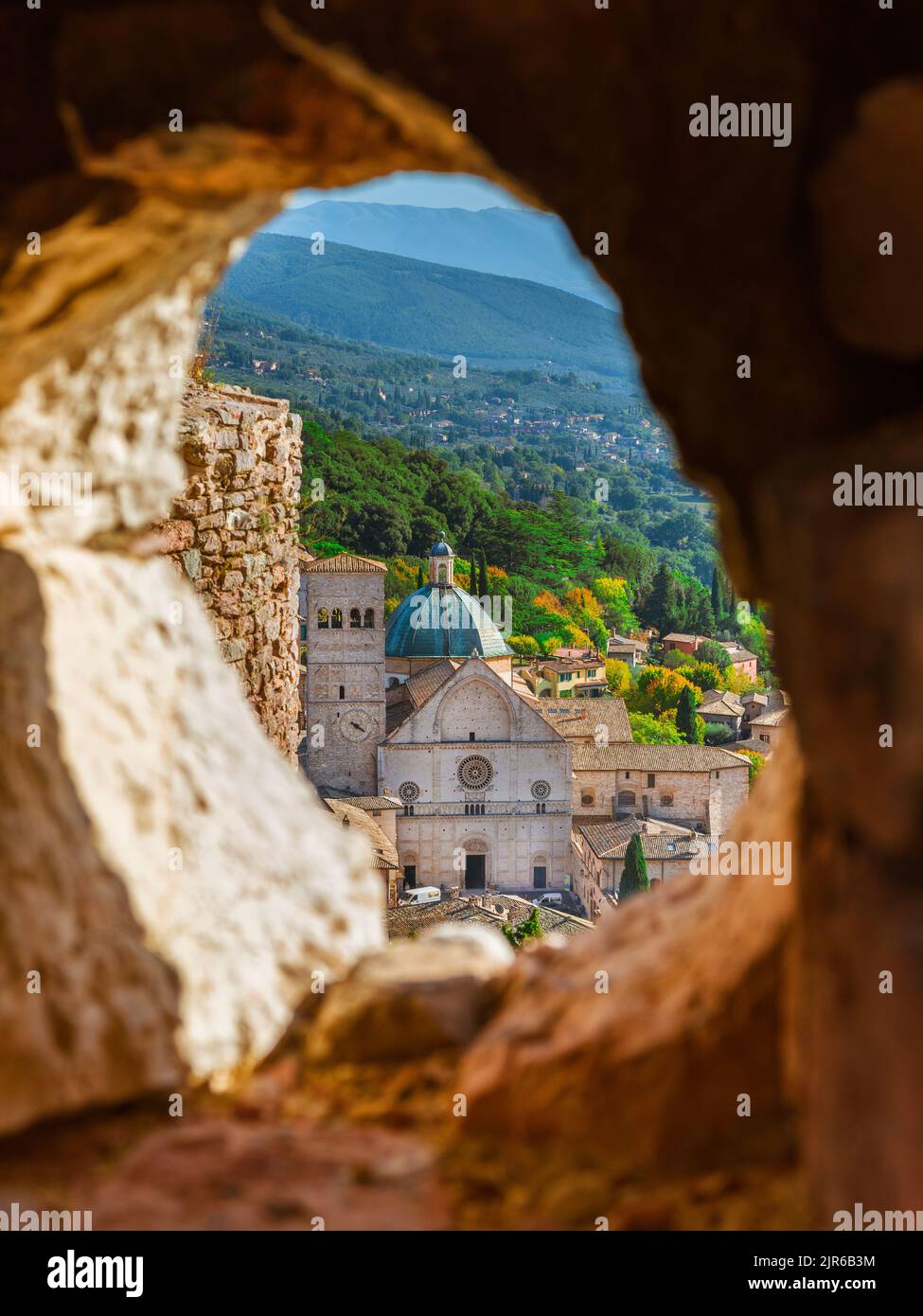 Vista su Assisi bellissimo centro storico con la Cattedrale medievale di San Rufino dalle mura in rovina della Rocca maggiore Foto Stock
