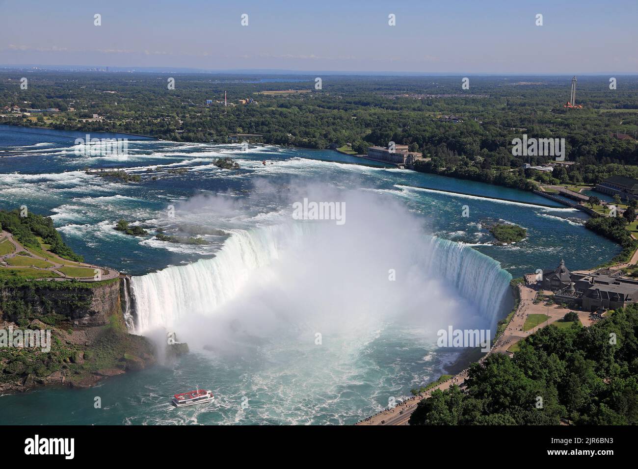 Vista aerea delle cascate di Horseshoe, tra cui Hornblower Boat in barca a vela sul fiume Niagara, sul confine naturale del Canada e degli Stati Uniti Foto Stock